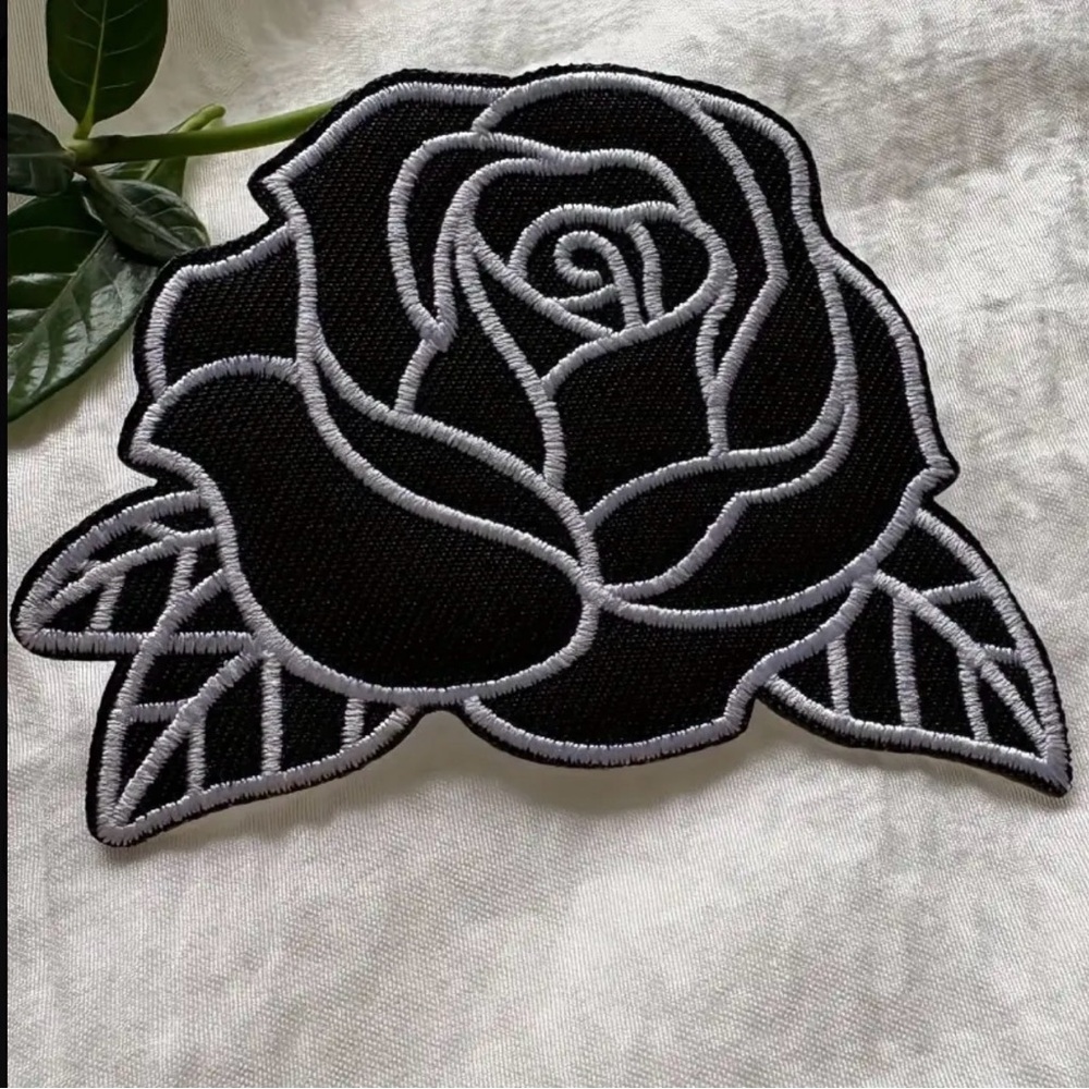 2️⃣Black and White Rose Patch